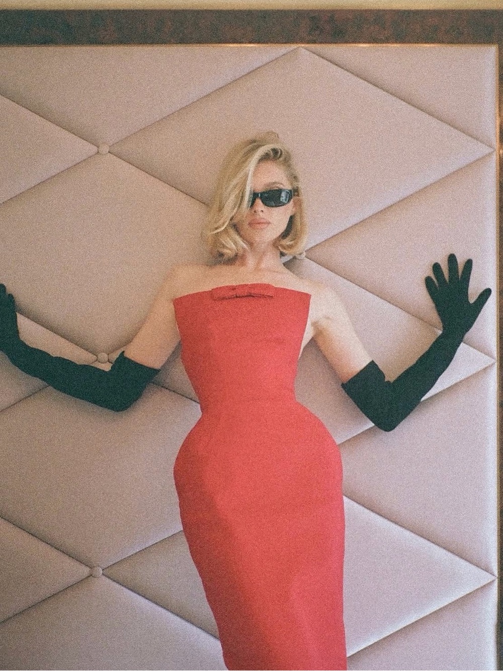 Elegant Red Strapless Sheath Dress with Bow Accent - Picture 4 of 7